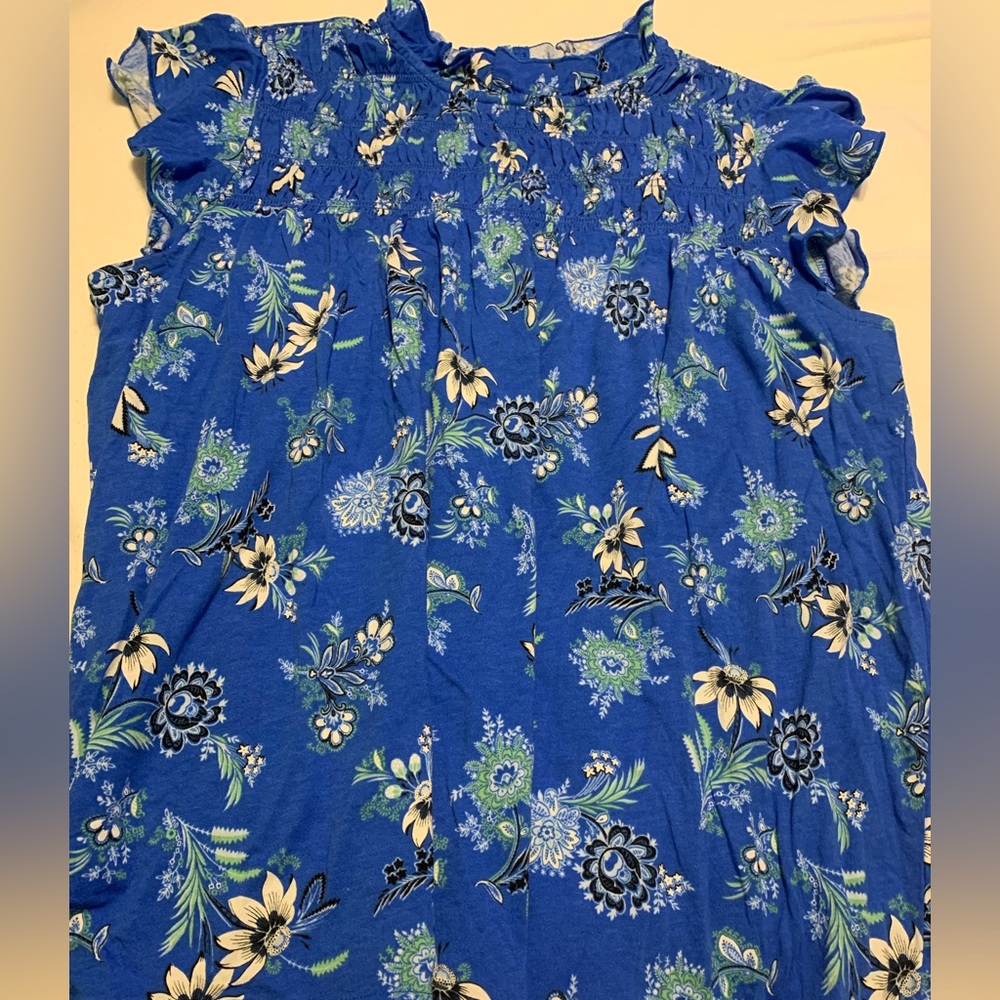 Cute blouse. Size medium. Used in great condition.